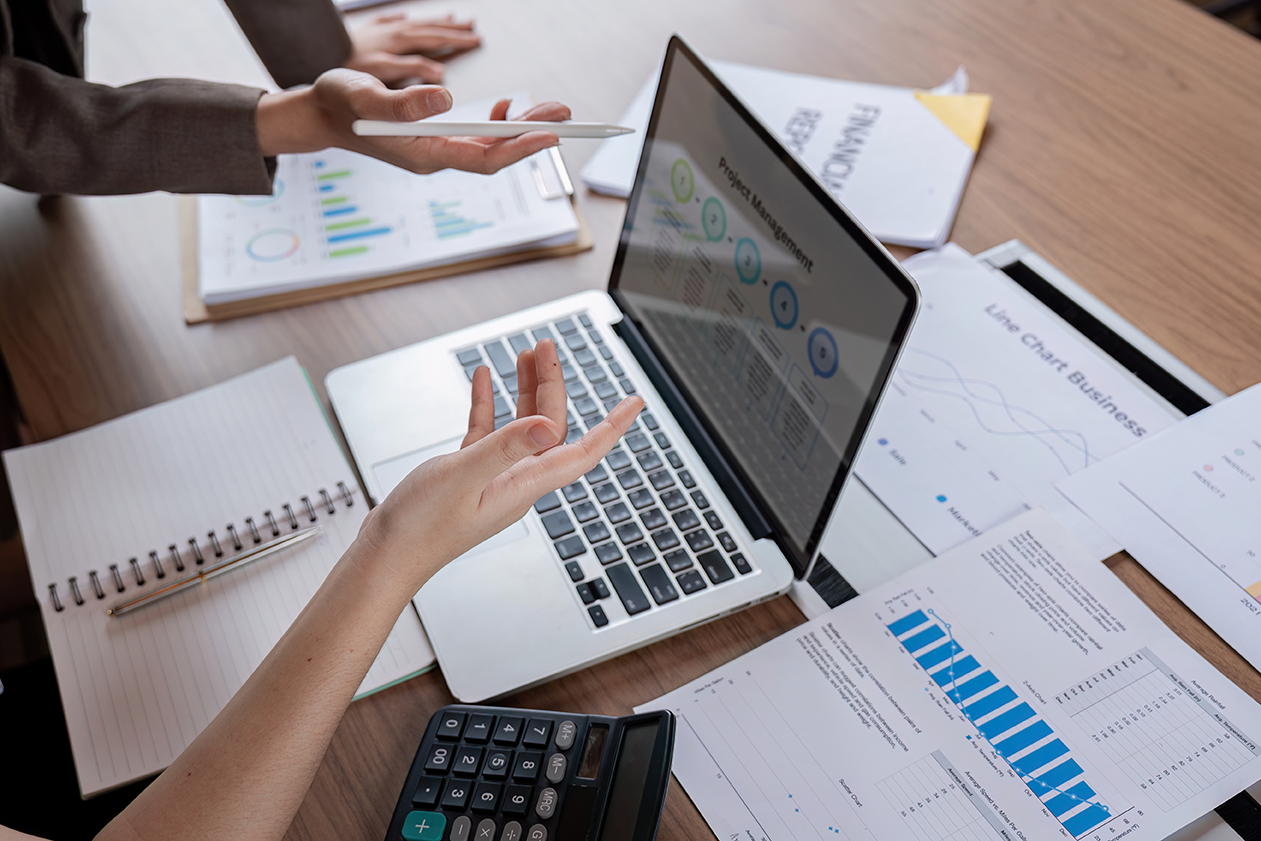 Financial planner explaining tax efficiency in retirement and withdrawal strategies at advisory office